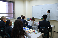 大东IZUMI老师的日语课。课上有来自各个国家的留学生。