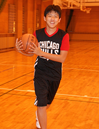 小杨每天都参加篮球课外活动。