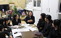 在EIC教室。女生们的英语会话交流。大家都在仔细聆听着邵同学滔滔不绝的英语发言。