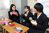 「中国の学校や食べ物のことも話したりします」（同級生の橋本さん、真ん中）、「英語の発音がすごくきれい。教えてもらっています」（同級生の杉本さん、右）
